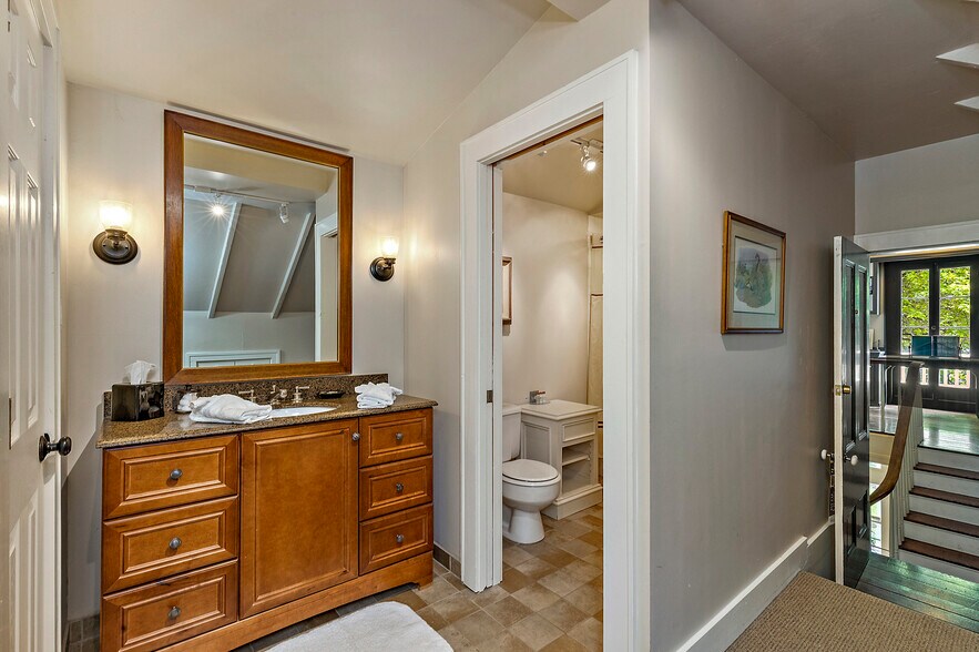 More Photos Of 240 E California St, Jacksonville Hotel For Sale