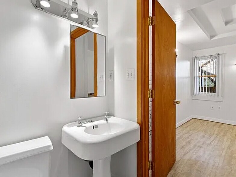 More Photos Of 2308-2326 SW Osage St, Portland Apartments For Sale