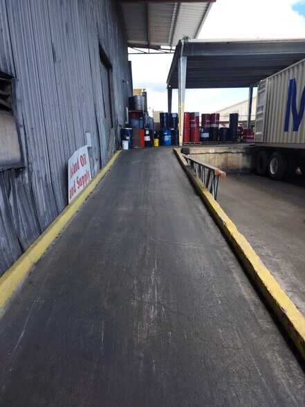 More Photos Of 689 Kakoi St, Honolulu Warehouse For Lease