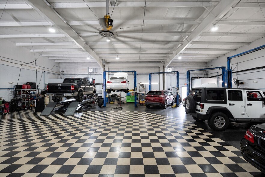 More Photos Of 2350 Us-17-92, Longwood Showroom For Sale