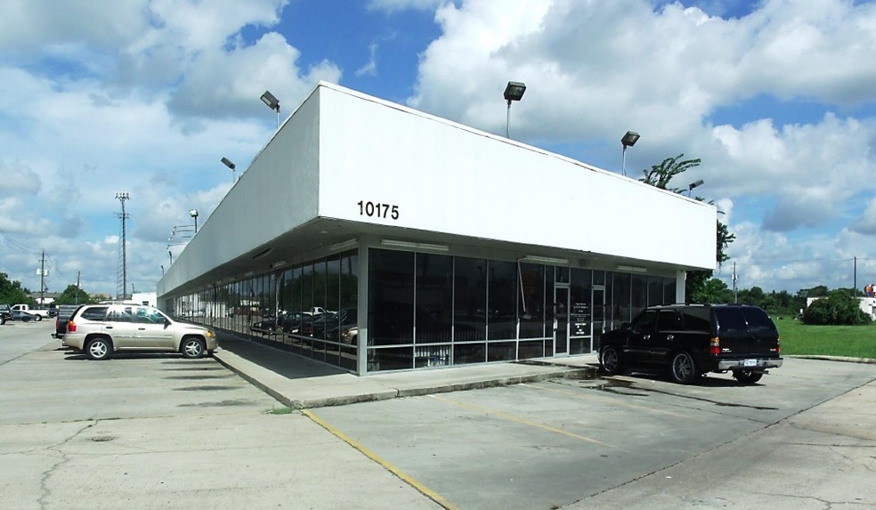 Primary Photo Of 10175 Veterans Memorial Dr, Houston Showroom For Lease