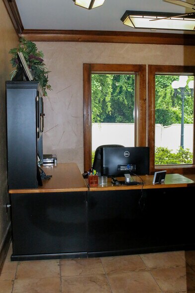 More Photos Of 404 Wynn Dr, Jacksonville Loft Creative Space For Sale