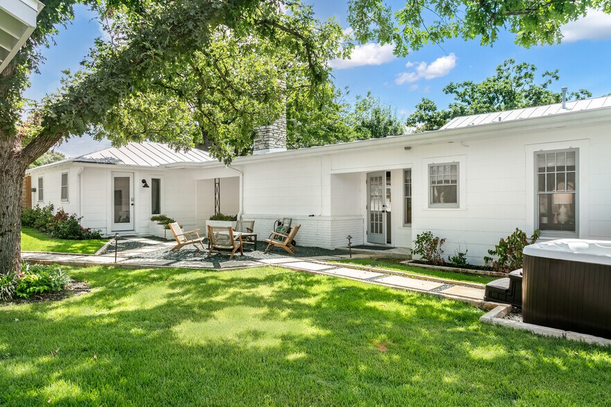 More Photos Of 508 N Orange St, Fredericksburg Specialty For Sale