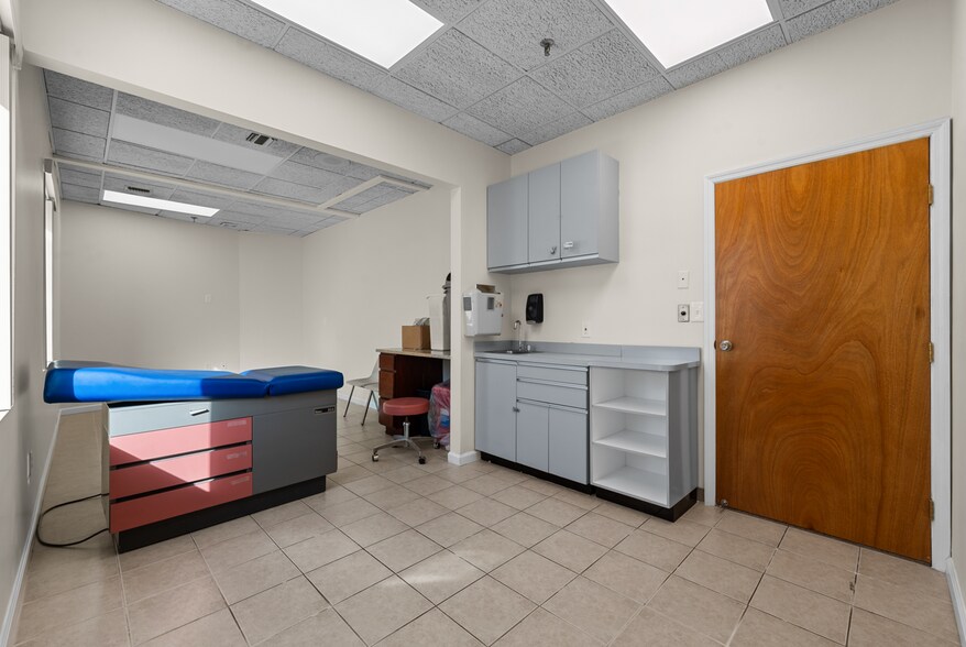 More Photos Of 1097 Old Country Rd, Plainview Medical For Lease