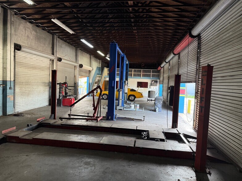 More Photos Of 2156 W King St, Cocoa Service For Lease