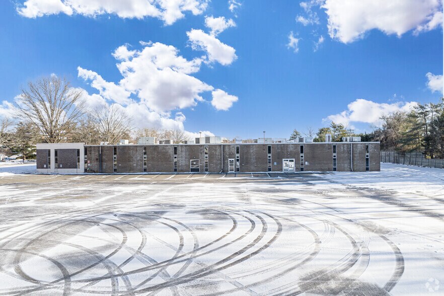 More Photos Of 420-424 Crossways Park Dr, Woodbury Industrial For Sale