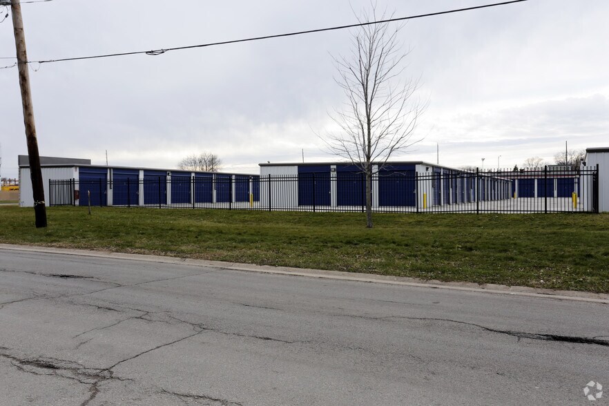 More Photos Of 16650 Albany Ave, Markham Self Storage For Lease