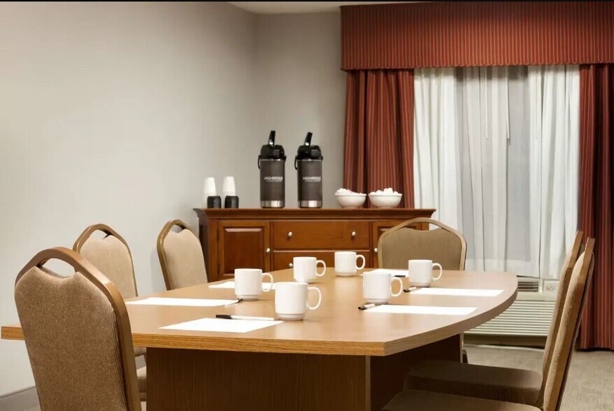 More Photos Of 135 The Lakes Blvd, Kingsland Hotel For Sale