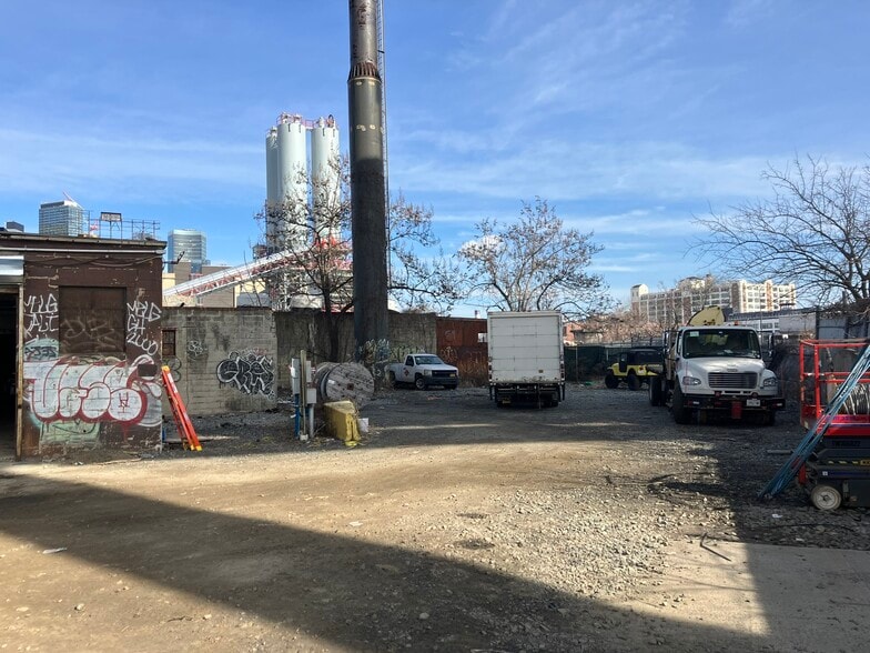 More Photos Of 27-21 51st St, Long Island City Warehouse For Lease