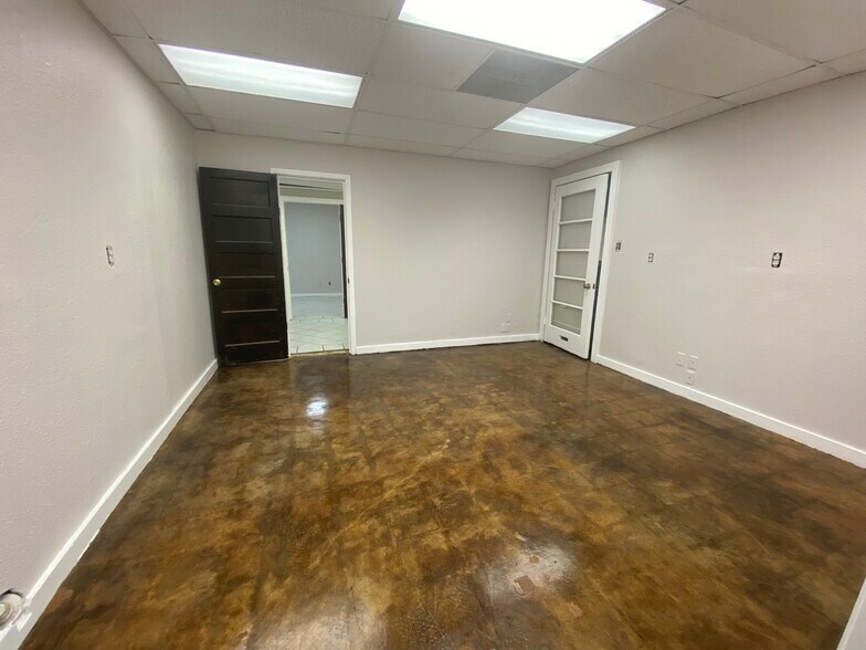 More Photos Of 1543 W Summit Ave, San Antonio Showroom For Sale