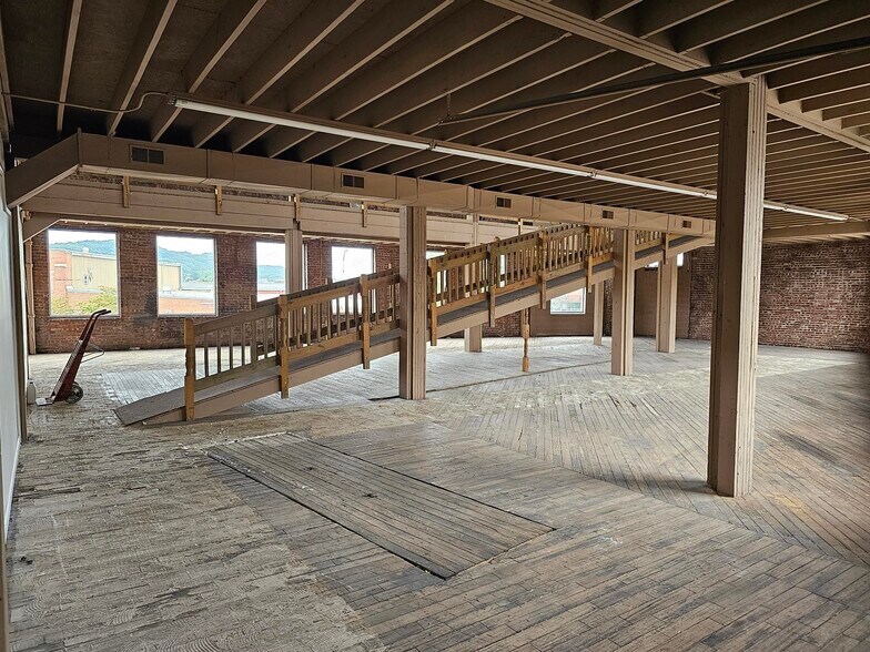 More Photos Of 1087 Sycamore St, Bristol Office For Sale