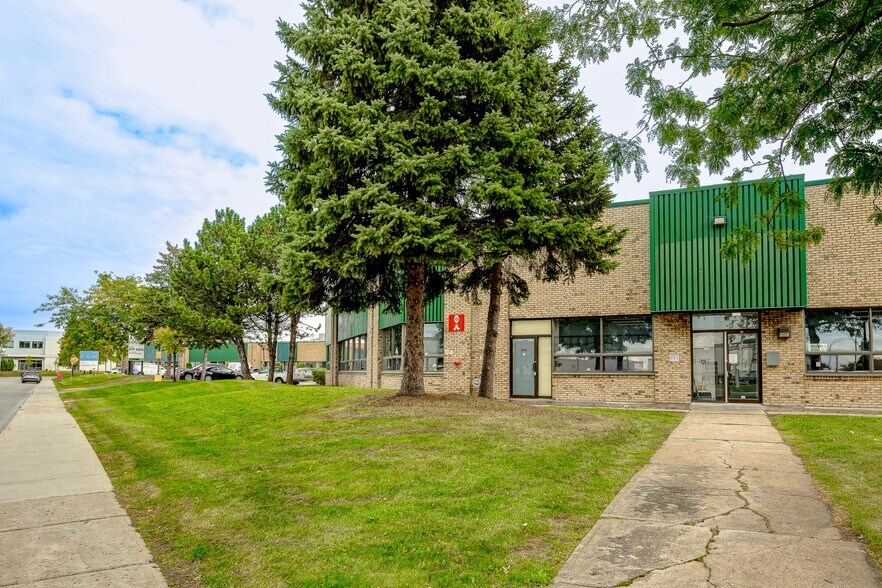 More Photos Of 340-380 Rue Isabey, Montréal Distribution For Lease