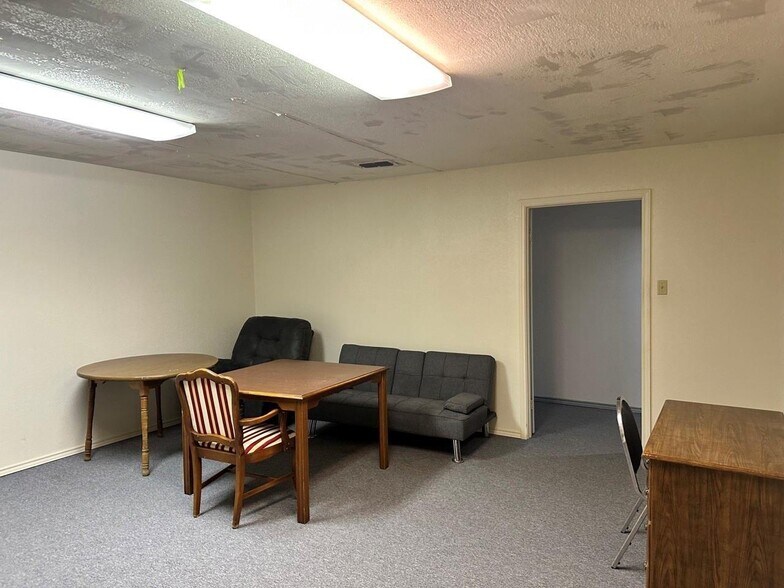 More Photos Of 214 N Mason St, Bowie General Retail For Sale