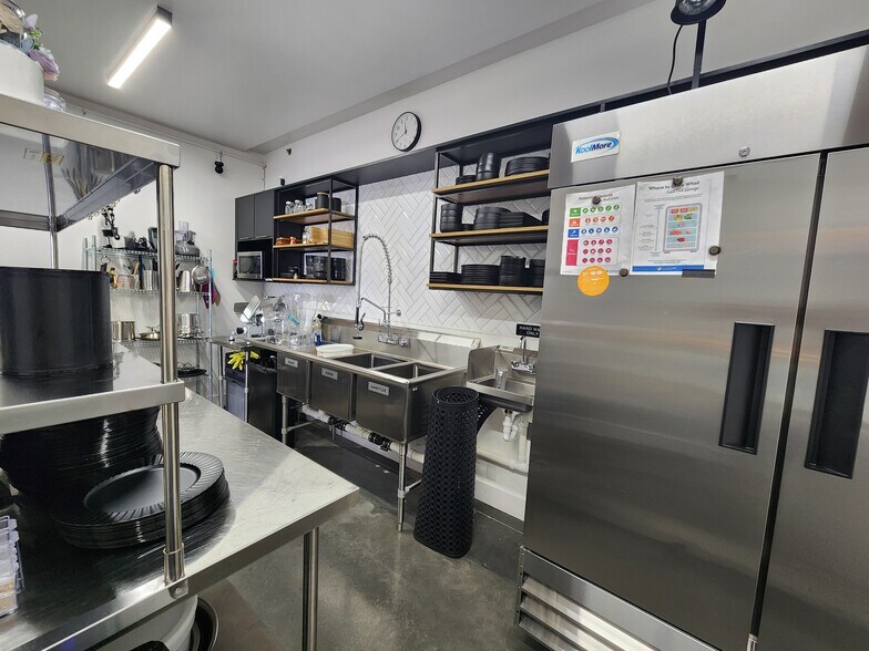 More Photos Of 6838 Hoffner Ave, Orlando Warehouse For Sale