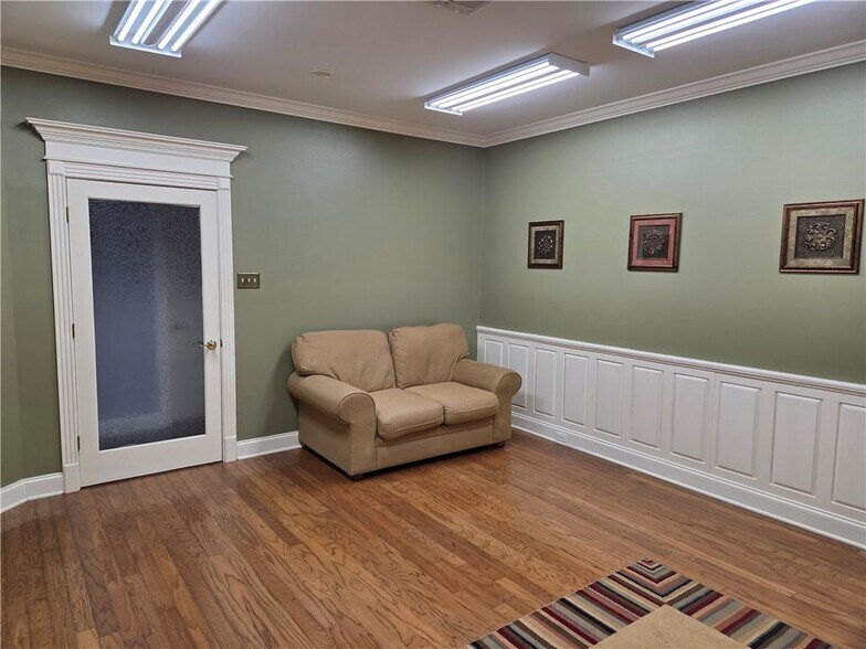 More Photos Of 1065 Muller Pky, Westwego Office For Sale