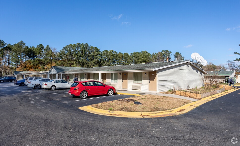 More Photos Of 2076 Cedar Creek Rd, Fayetteville Hotel For Sale