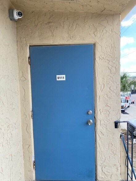 More Photos Of 5800 Houchin St, Naples Self Storage For Lease