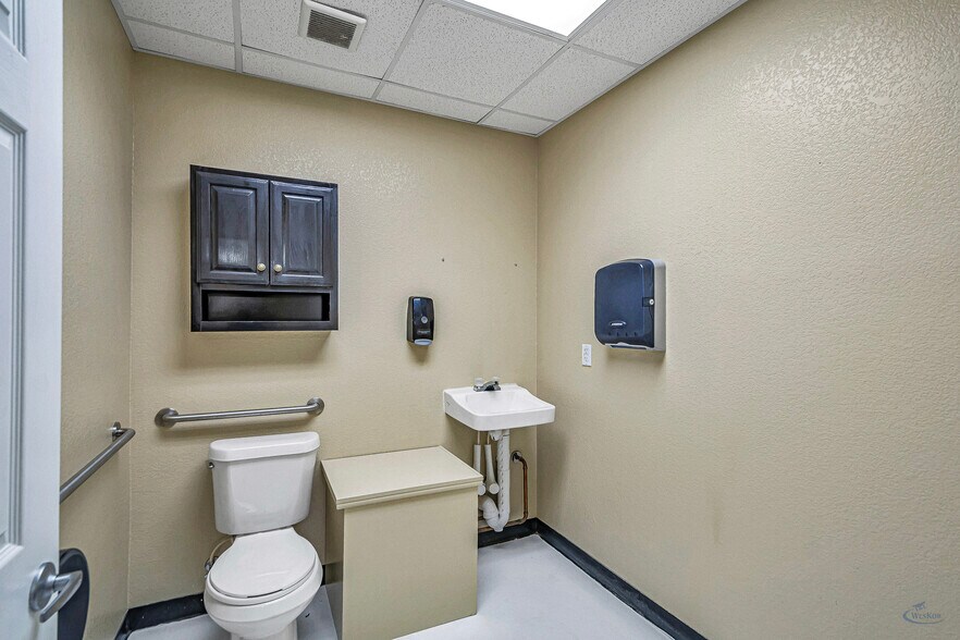 More Photos Of 1010 S Meadow Ave, Odessa Warehouse For Sale