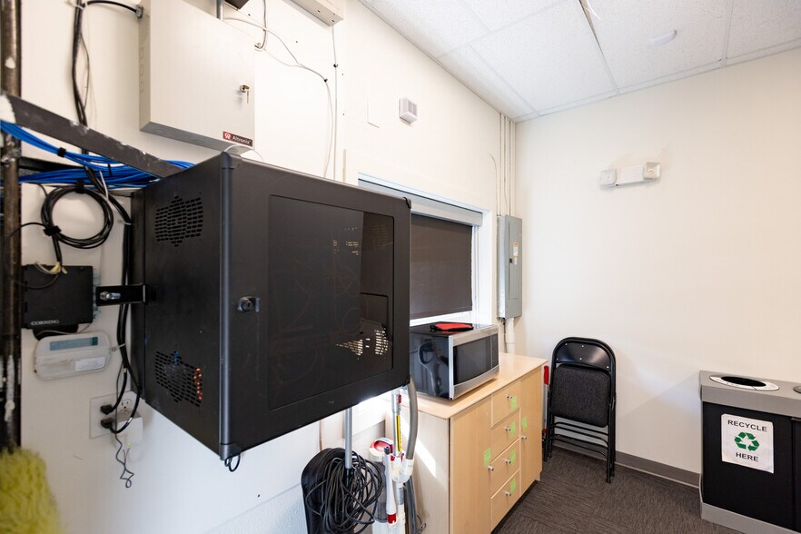 More Photos Of 200 N Wasco Ct, Hood River Warehouse For Sale