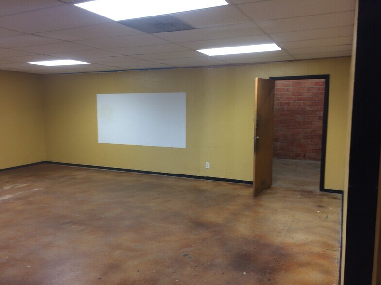 More Photos Of 8446 Gault Ln, San Antonio Light Distribution For Lease