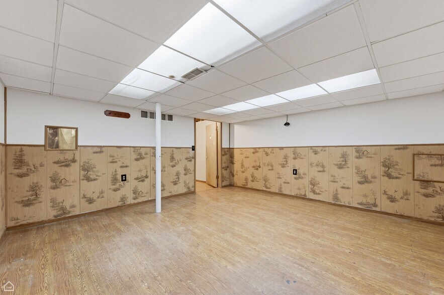 More Photos Of 8507 S Roberts Rd, Justice Veterinarian Kennel For Sale