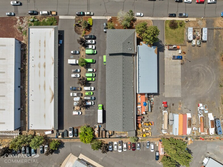 More Photos Of 90 SE Bridgeford Blvd, Bend Warehouse For Sale