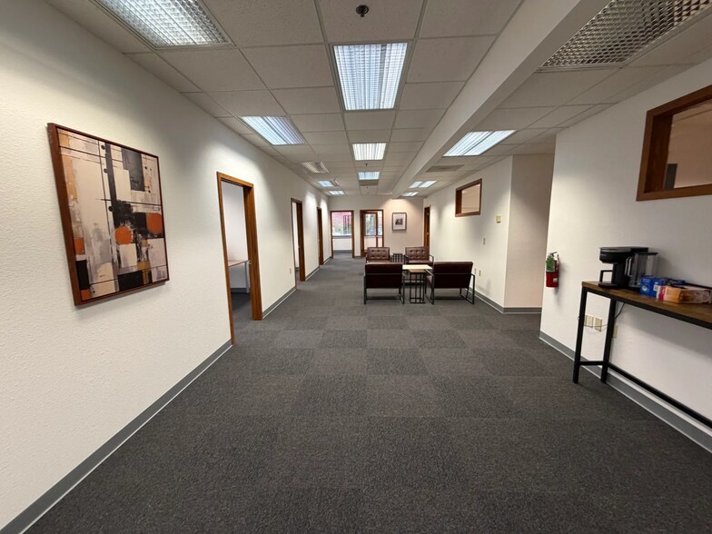 More Photos Of 1133 Quail Ct, Pewaukee Office For Lease