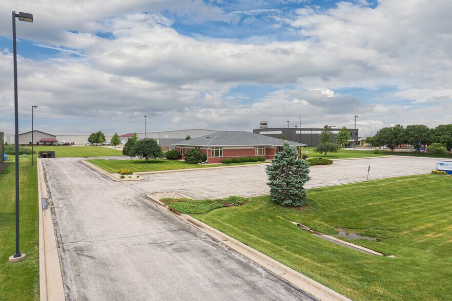 More Photos Of 407 Detroit Ave, Bloomington Office For Sale