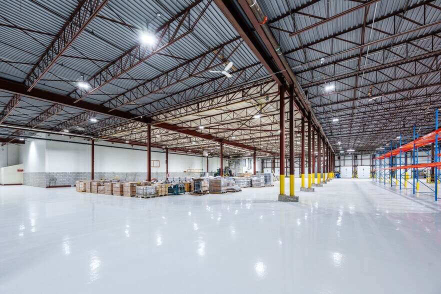 More Photos Of 1350 Rue Nobel, Boucherville Warehouse For Lease