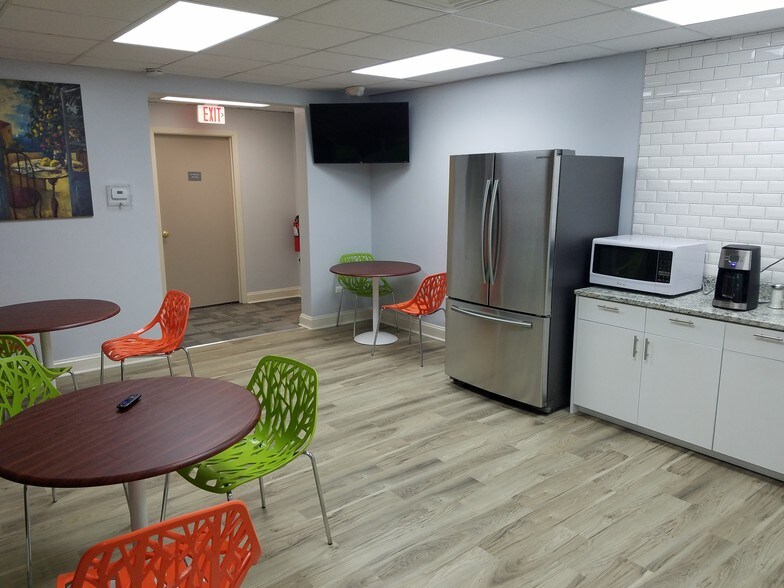 More Photos Of 7300 N Cicero Ave, Lincolnwood Loft Creative Space For Lease