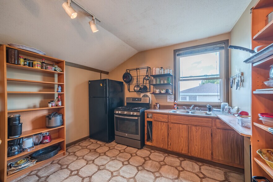 More Photos Of 406-408 Kirkpatrick St, Syracuse Freestanding For Sale