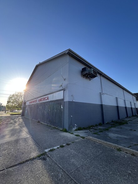 More Photos Of 1728 E New York St, Indianapolis Light Distribution For Sale