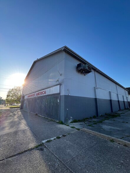 More Photos Of 1728 E New York St, Indianapolis Light Distribution For Sale