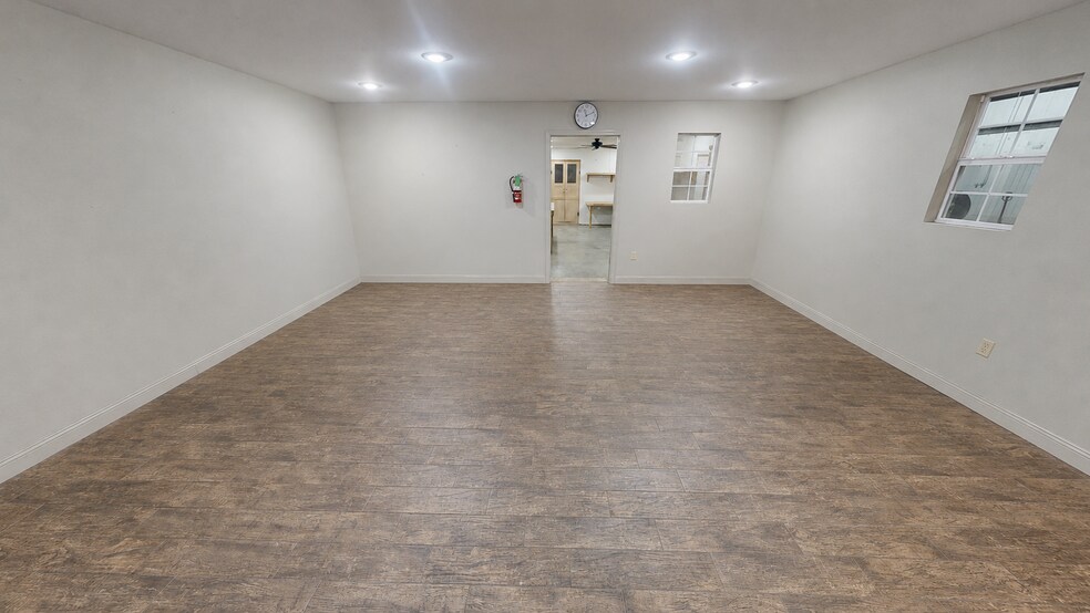 More Photos Of 413 Albano Dr, Springdale Warehouse For Lease