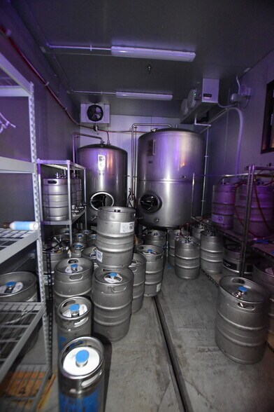 More Photos Of 5604 York Rd, Baltimore Storefront For Lease