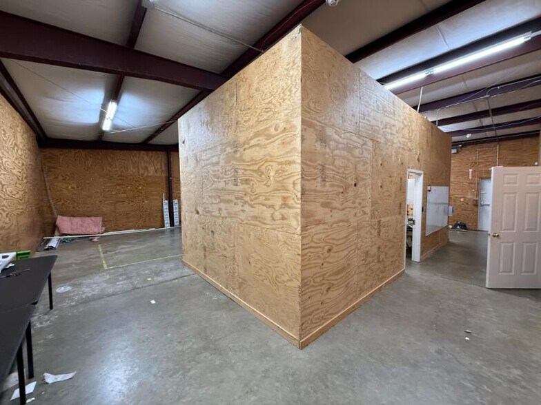 More Photos Of 794 E Main St, Tupelo Showroom For Sale