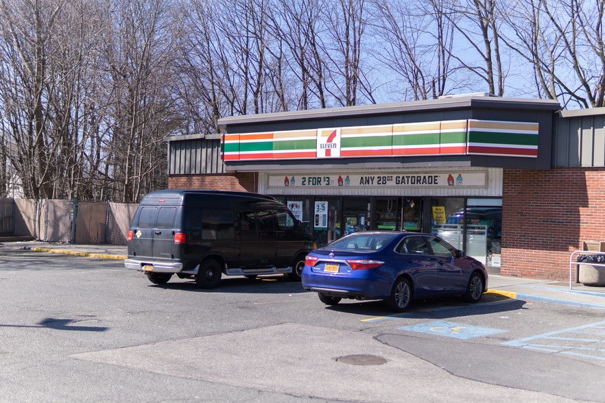 More Photos Of 329 E Jericho Tpke, Huntington Station Convenience Store For Lease