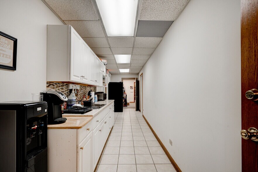 More Photos Of 17585 S Paxton Ave, Lansing Light Distribution For Lease