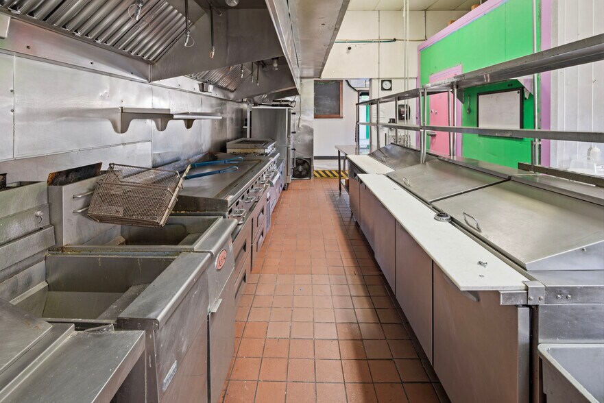 More Photos Of 5824-5846 NE Sandy Blvd, Portland Restaurant For Sale