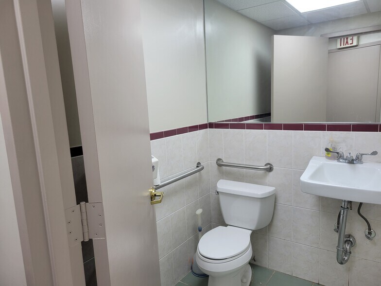 More Photos Of 160 Commack Rd, Commack Medical For Lease