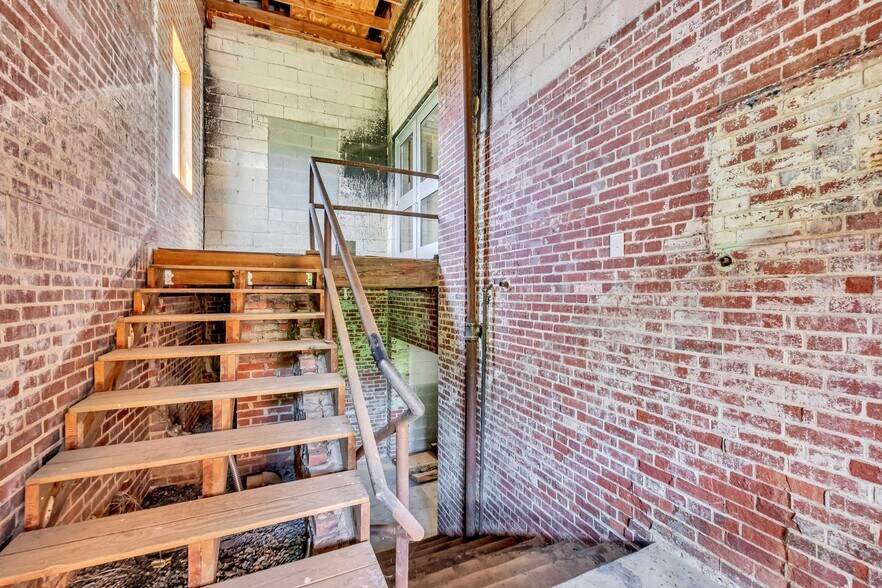 More Photos Of 217 E Aiken Rd, Eden Showroom For Lease