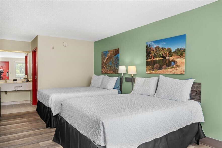 More Photos Of 182 Quillen Chapel Service Rd, Campton Hotel For Sale