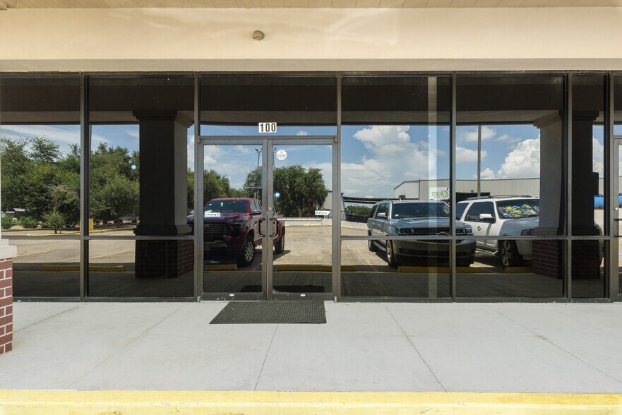 More Photos Of 301 Vista Rd, Pasadena Storefront For Lease