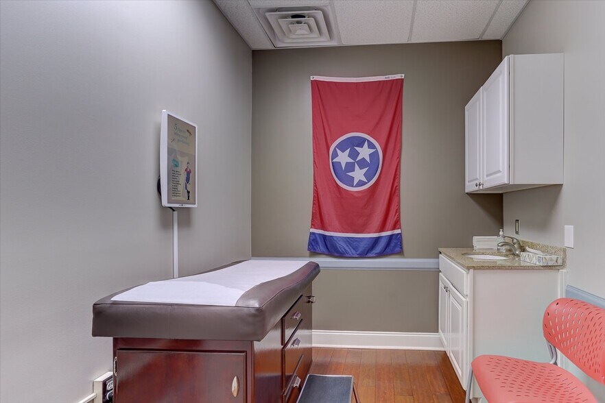 More Photos Of 95 S Main St, Memphis Storefront Retail Office For Lease