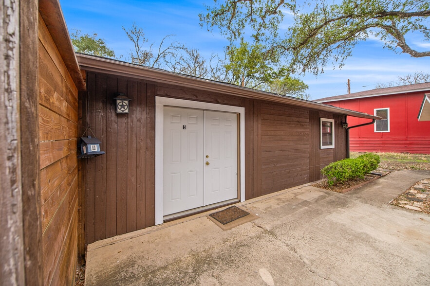 More Photos Of 101 Hunters Glen Dr, San Marcos Flex For Sale