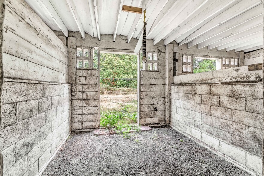 More Photos Of 6729 SE 162nd Ave, Portland Horse Stables For Sale