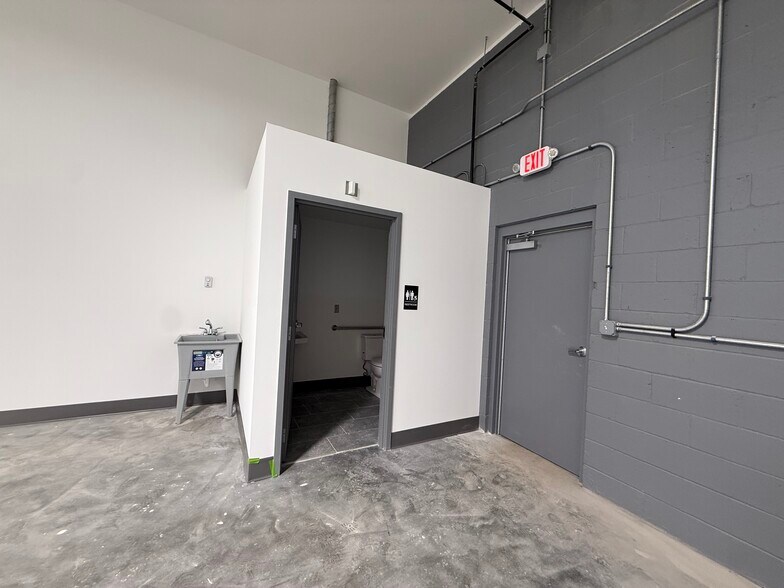 More Photos Of 70 County Line Dr, Cromwell Warehouse For Lease