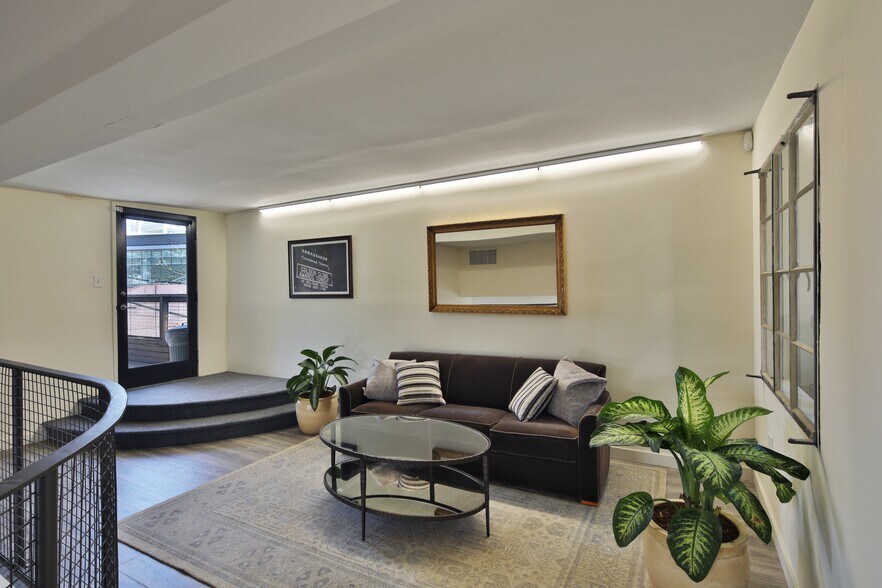 More Photos Of 650 N Robertson Blvd, West Hollywood Loft Creative Space For Lease