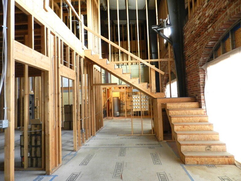 More Photos Of 2520 N River Rd, Olathe Warehouse For Lease