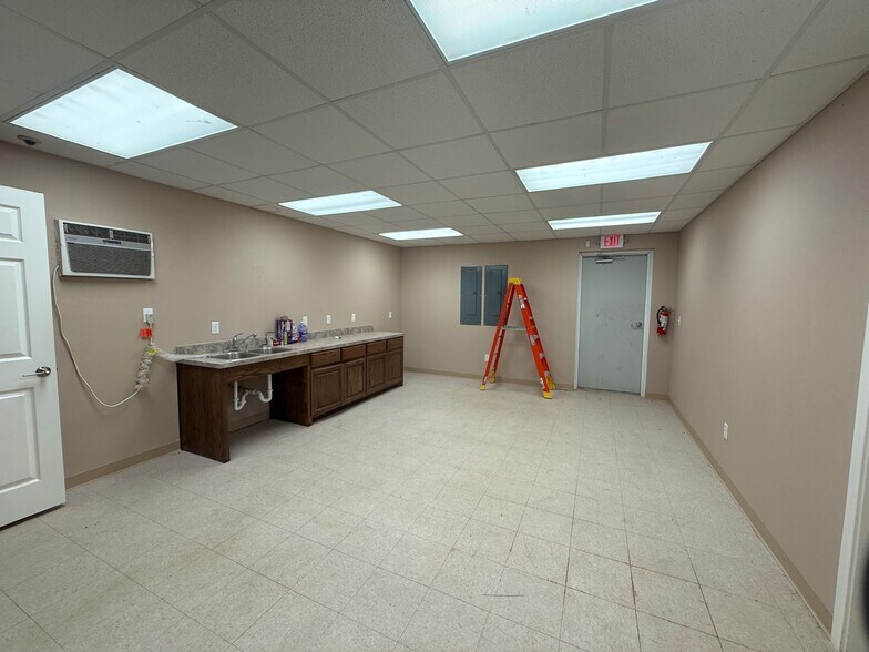 More Photos Of 1814 N Access Rd, Clyde Distribution For Lease